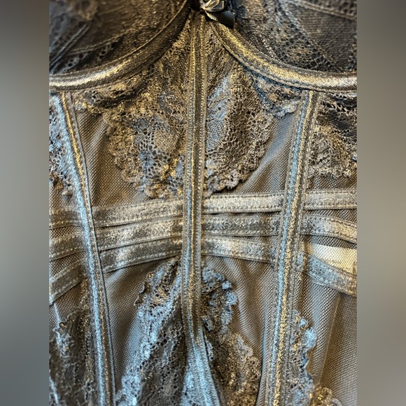 BNWT Venus Women’s Elegant Black Lace Wire Frame Shaping Corset - size Medium - Picture 3 of 5